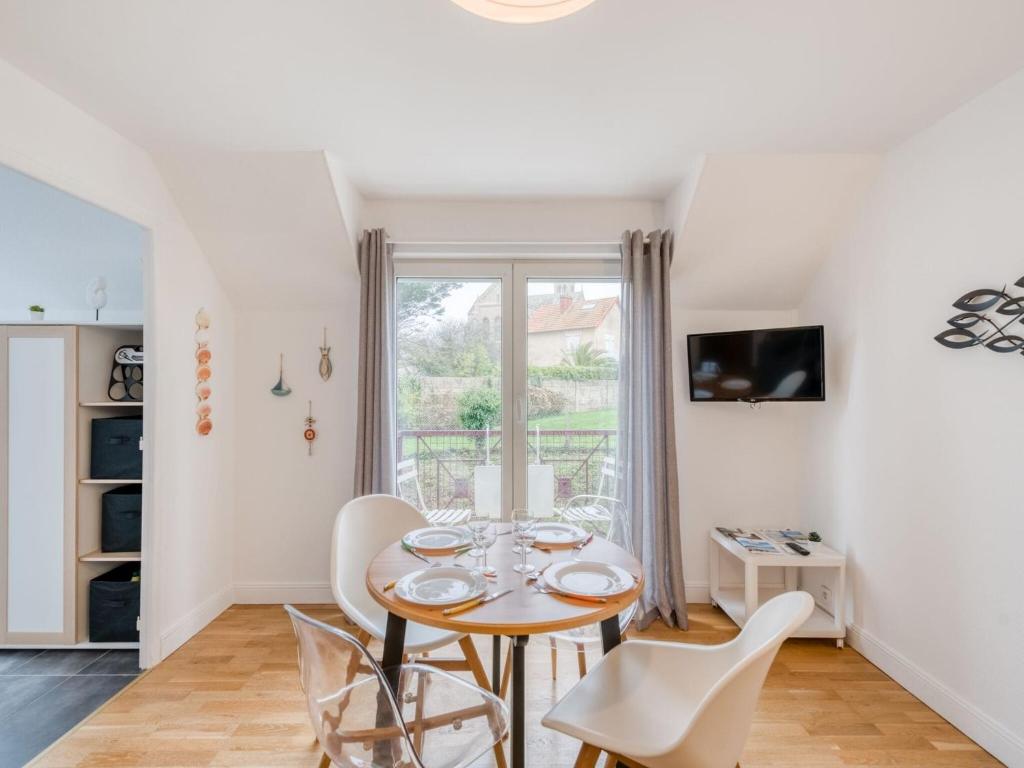 Quaint Apartment in Port en Bessin Huppain with Balcony , 14520 Port-en-Bessin-Huppain