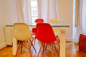 Quatre Chaises