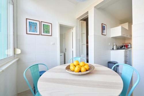 Quiet and Central 2BR APT, By TimeCooler