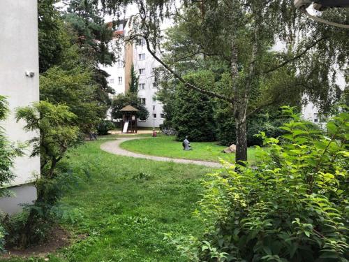 Quiet Apartment in hip Neighbourhood