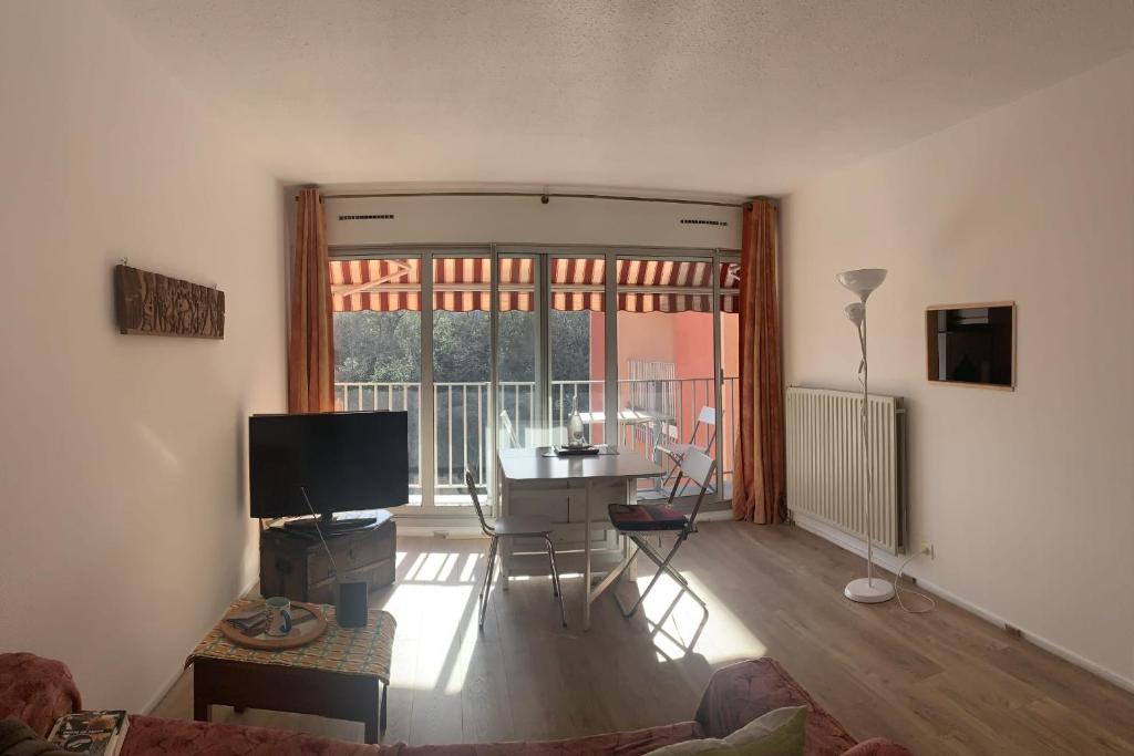 Quiet apartment with balcony near the beach 96 Cours Desbiey, 33120 Arcachon