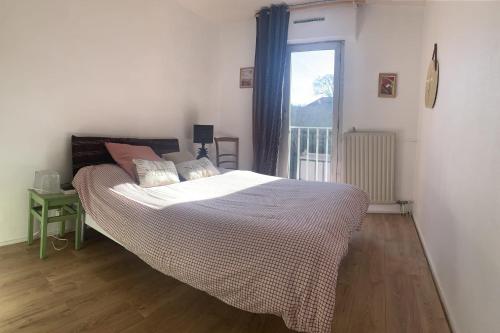 Quiet apartment with balcony near the beach