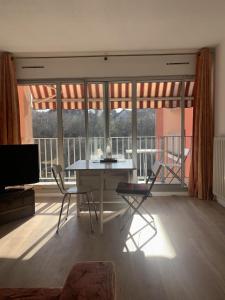Quiet apartment with balcony near the beach