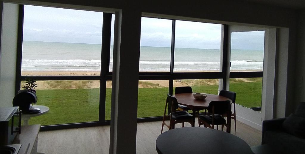 Quiet apartment with balcony near the sea