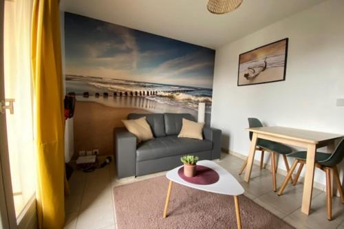 Quiet apartment with balcony near the sea