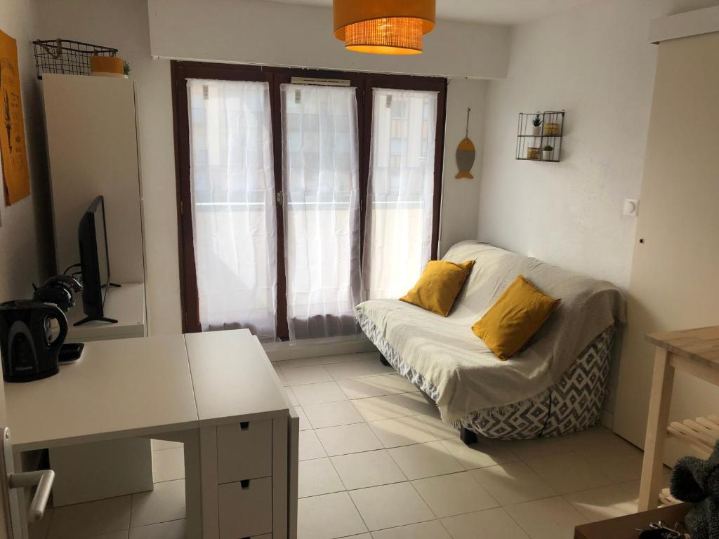 Quiet & bright studio 15min away from Paris