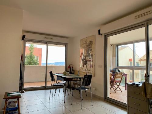 Quiet & luminous 2-bed apartment, Superb Terrace! and close to town