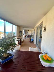 Quiet & luminous 2-bed apartment, Superb Terrace! and close to town