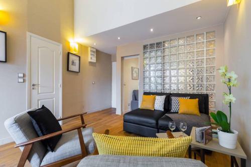 ★ Quiet Old Town Apt with AC, 5min Walk to Beach ★