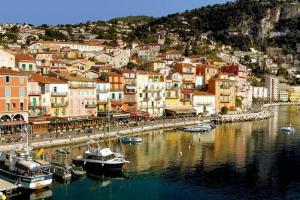 ★ Quiet Old Town Apt with AC, 5min Walk to Beach ★