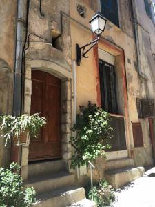 ★ Quiet Old Town Apt with AC, 5min Walk to Beach ★