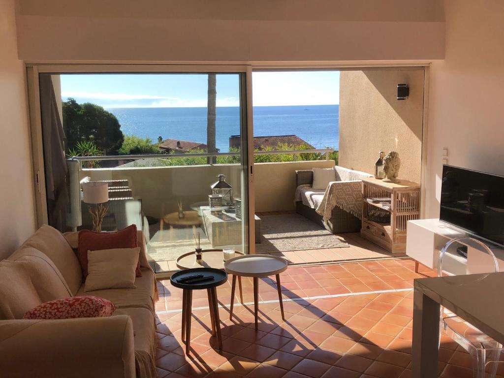 Appartement RAMATUELLE SAINT TROPEZ, en front de mer Résidence Cap Nioulargue, Appartement 17, 1er étage 186 Chemin de l ancienne Caserne 83350 Ramatuelle