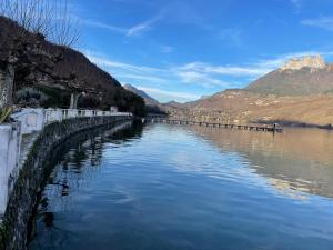 Rare 2 bedroom with private beach on Lake Annecy