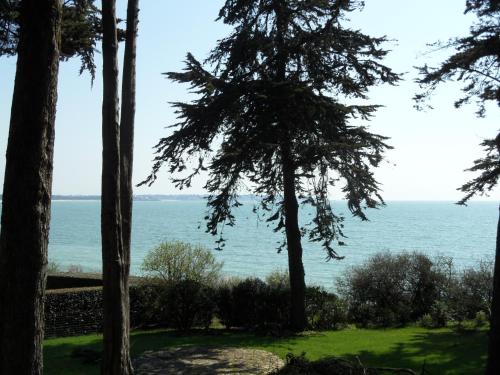 REF 061 Maison idéale pour une famille de 4 personnes avec une belle vue sur l'océan environnement boisée