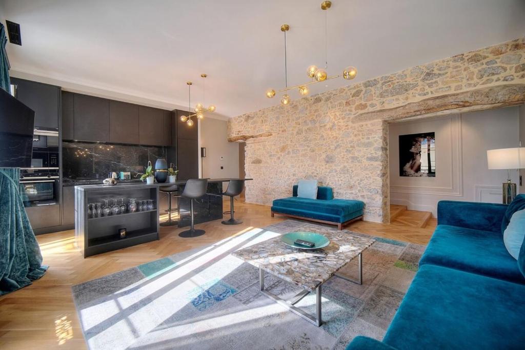 Appartement REF 1393 - Appartment completely renovated south facing - Center of Cannes 18 Rue Venizelos 06400 Cannes