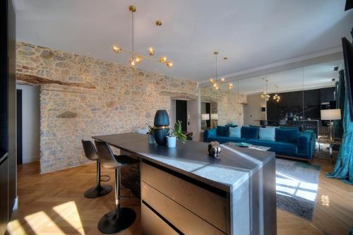 REF 1393 - Appartment completely renovated south facing - Center of Cannes