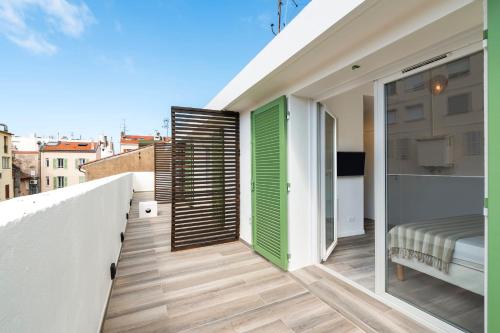 REF 1422 - 3 bedrooms apartment just next to the Palais with large terrace