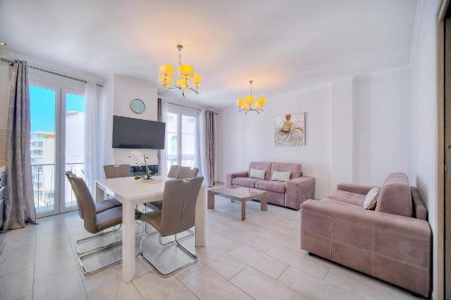 REF 1477 - Newly renovated flat centre of Cannes
