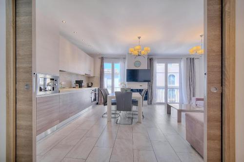 REF 1477 - Newly renovated flat centre of Cannes