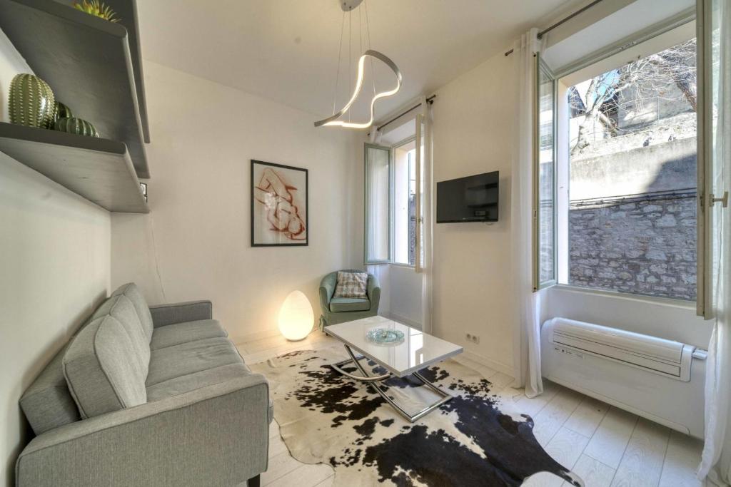 Appartement REF 1490 - Cannes Le Suquet - Charming flat for rent 23 rue Perissol 06400 Cannes