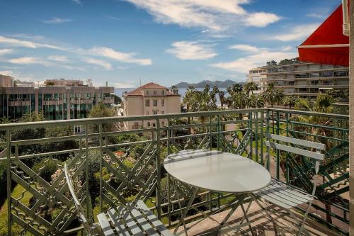 REF 1757 - Cannes - Sea and garden view