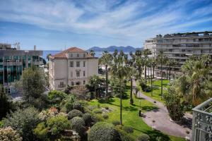 REF 1757 - Cannes - Sea and garden view