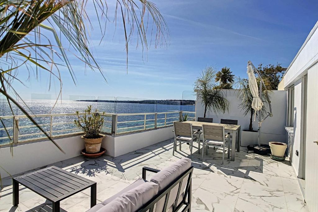 Appartement REF 1769 - Penthouse with breathtaking views of the sea and Lerins Islands 125 Boulevard Gazagnaire 06400 Cannes