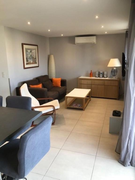 Appartement Ref ROC - 3p Cannes centre, Carnot du Roc, entrée B, 12 06400 Cannes