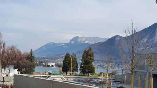 Reflet du Veyrier Annecy avec parking et vue lac