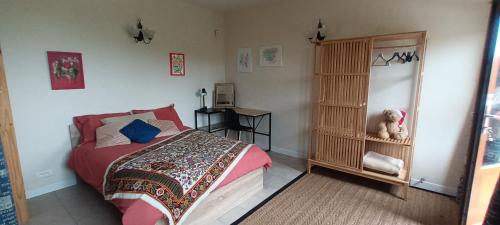 REMOTELY HAVEN near Eymet studio gite with shared pool & private garden for peaceful holiday or remote working!