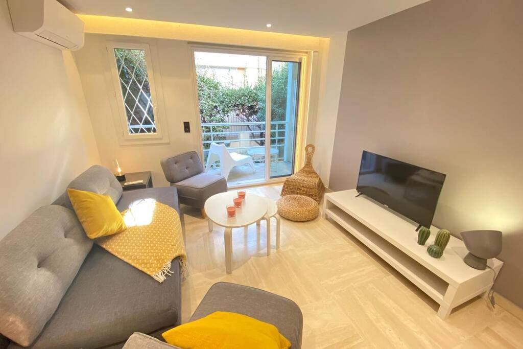 Appartement Renovated 2 bedrooms 50m from the Croisette and the sea 1st floor 61 boulevard de la Croisette 06400 Cannes