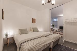 Renovated Apart with Private Courtyard, By TimeCooler