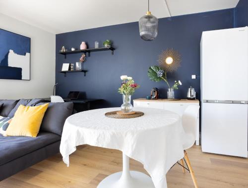 Renovated apartment metro, parking included, near Porte Versaille