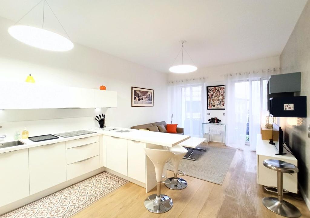 Renovated Charming Apartment, By TimeCooler