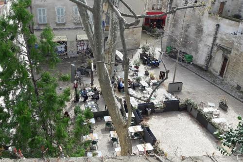 RÉNOVÉ, vue SUR Palais des Papes, terrasse et WIFI TROISIEME ETAGE