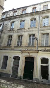 Appartement RÉNOVÉ, vue SUR Palais des Papes, terrasse et WIFI TROISIEME ETAGE 14 Rue de la Peyrolerie 84000 Avignon Provence-Alpes-Côte d\'Azur