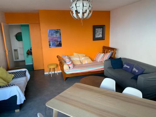 Résidence avec piscine et box, vue sur mer