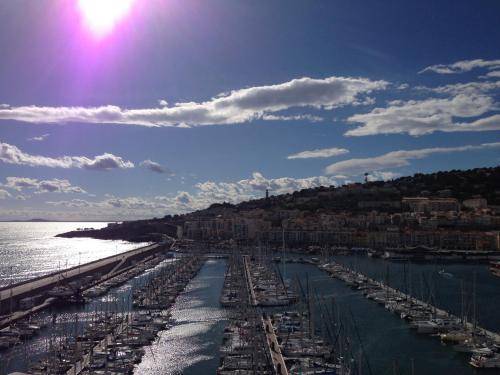 Résidence avec piscine et box, vue sur mer