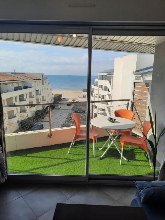 Appartement Résidence Château Leenhardt - Appartement T2 Face à la Mer Résidence Château Leenhartd 4ème étage avec ascenseur 30 Rue de l'Égalité 30240 Le Grau-du-Roi