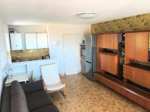 Appartement Résidence La Marie Galante - 2 Pièces pour 5 Personnes 964 430 Avenue de Bernis Rés. La Marie Galante, n°143 Entrée D 5e étage parking n°143 30240 Le Grau-du-Roi Languedoc-Roussillon