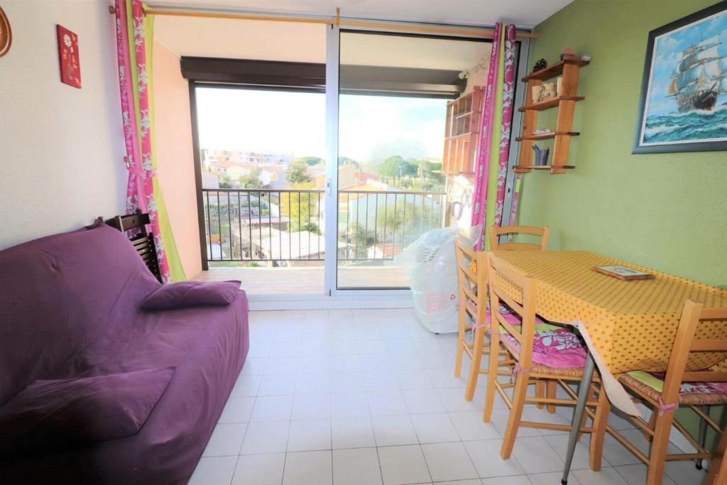 Résidence Lagon Bleu - 2 Pièces pour 4 Personnes 114 302 Avenue Jean Jaurès Rés. Le Lagon Bleu, n°36 Bât K3 2e étage Parking n°196, 30240 Le Grau-du-Roi
