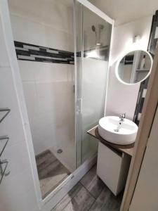 Résidence le Carlton -F2 rénové en front mer avec balcon