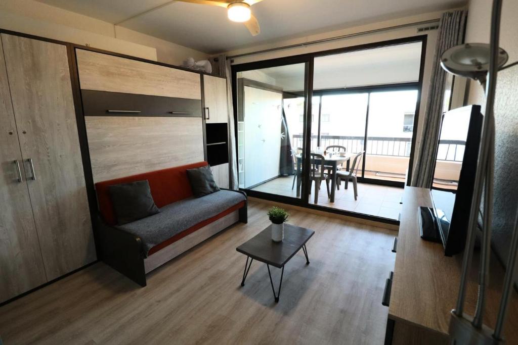 Appartement Résidence Le Triangle - Studio pour 4 Personnes 394 511 Av. Jean Jaurès Rés. Le Triangle, n°161 Bat A Entrée C 2e étage Parking n°47 30240 Le Grau-du-Roi