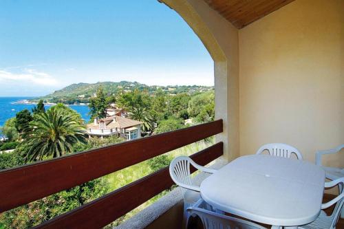 Résidence Les Dauphins, 3 room apt with balcony and sea view