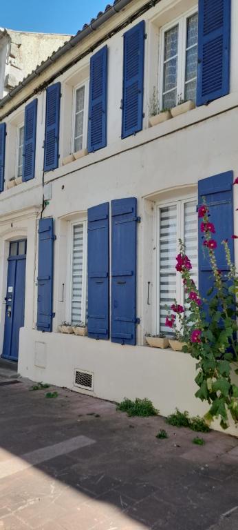 Appartement Résidence Les Volets Bleus: Studio de 30 m² classé 2 * Rue Édouard Grimaux 17300 Rochefort