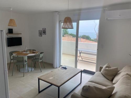 Résidence Marina di Bravone - appartement 6 personnes 5 adultes max Vue Mer 1er étage N65