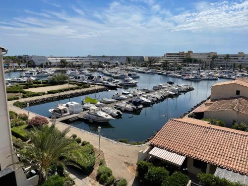 Résidence port venus -au village naturiste -avec une vue sur le port et la mer
