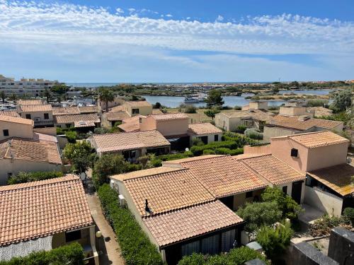 Résidence port venus -au village naturiste -avec une vue sur le port et la mer