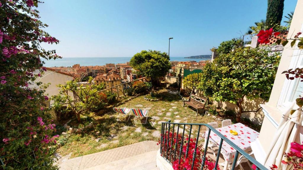 Appartement Résidence Villa Delia - 3 Pièces pour 6 Personnes 144 184 sentier des Ciappes 06500 Menton