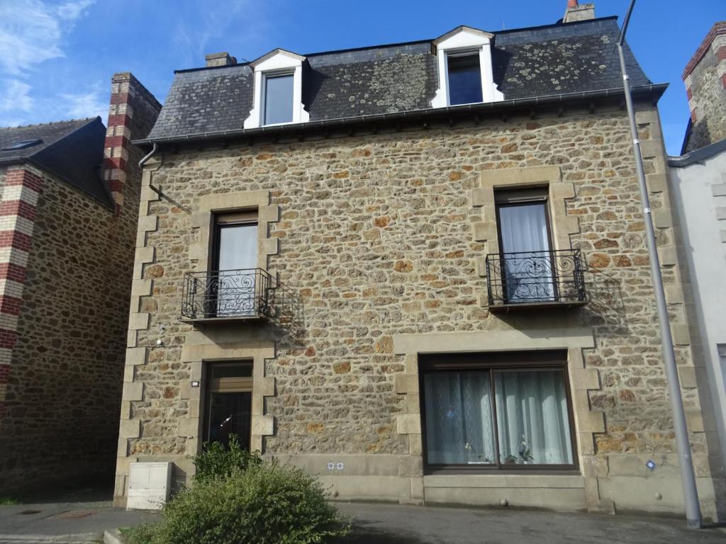 REZ DE CH avec terrasse et parking Appartement 2 ch à Lurs